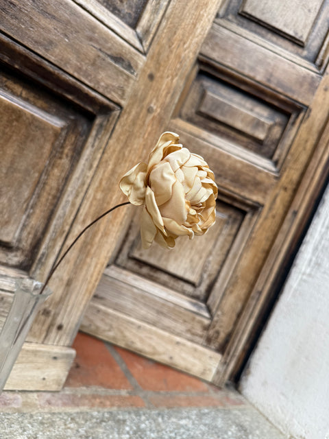 Rosa con gambo in fil di ferro vecchio