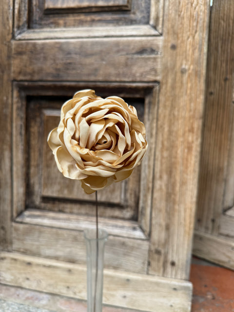 Rosa con gambo in fil di ferro vecchio
