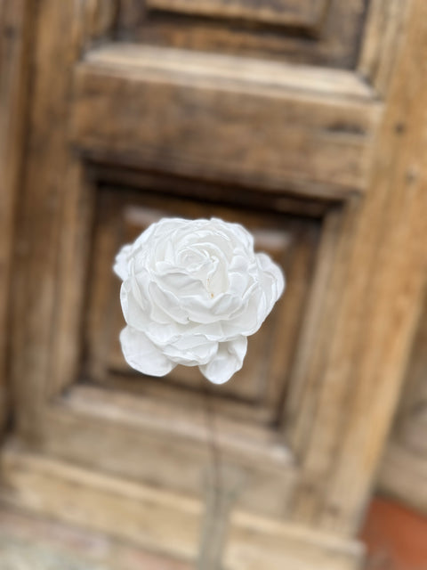 Rosa con gambo in fil di ferro vecchio