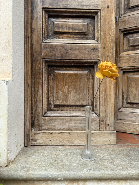 Rosa con gambo in fil di ferro vecchio
