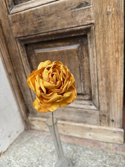 Rosa con gambo in fil di ferro vecchio