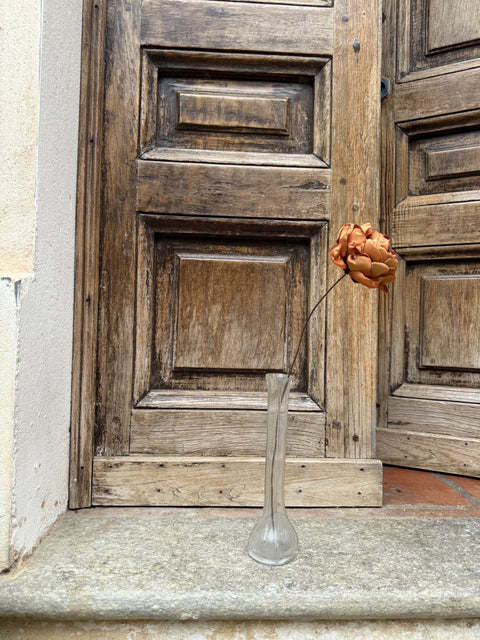 Rosa con gambo in fil di ferro vecchio