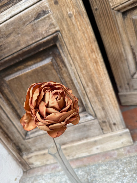 Rosa con gambo in fil di ferro vecchio