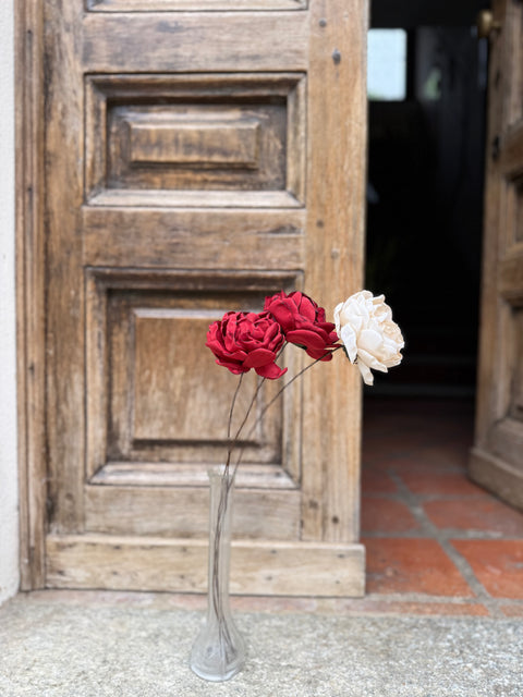 Rosa con gambo in fil di ferro vecchio