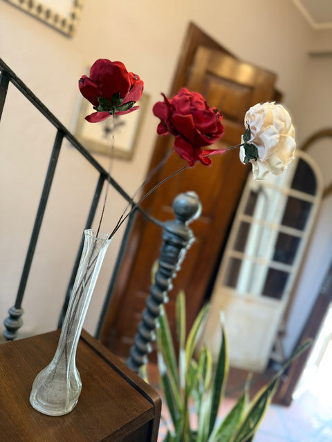 Rosa con gambo in fil di ferro vecchio