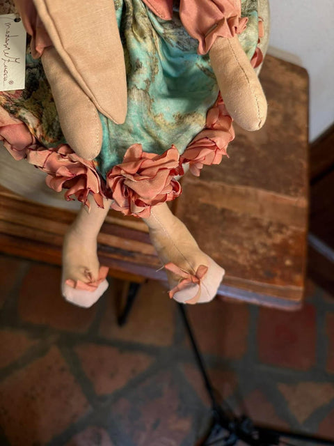 Coniglietta in shantung di seta con peonie